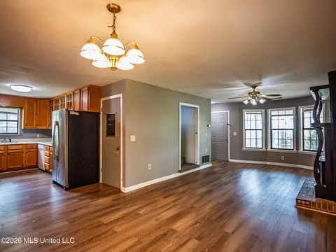 Living - 2139 Cold Springs Rd, Sardis, MS 38666 photo 3 of 6