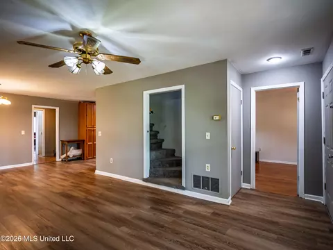 Living - 2139 Cold Springs Rd, Sardis, MS 38666 photo 2 of 6