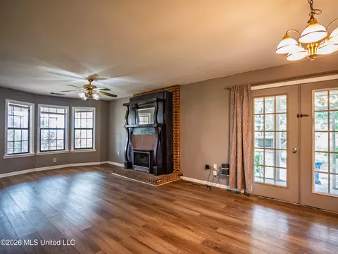 Living - 2139 Cold Springs Rd, Sardis, MS 38666 photo 4 of 6
