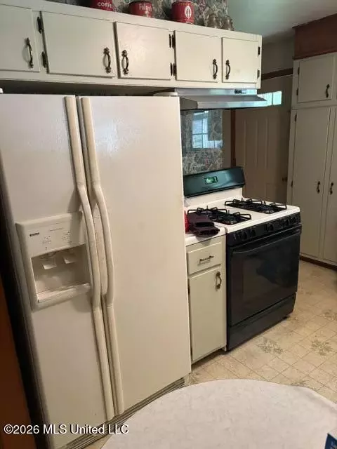 Kitchen - 2914 S Highway 7, Holcomb, MS 38940 photo 2 of 2