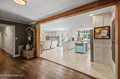 Entry Way - 3919 Pinewood Dr, Jackson, MS 39211 photo 3 of 3