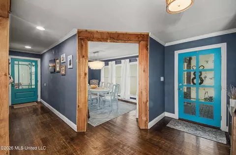 Entry Way - 3919 Pinewood Dr, Jackson, MS 39211 photo 2 of 3