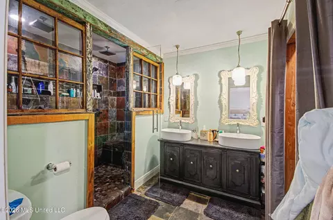 Bath - 3919 Pinewood Dr, Jackson, MS 39211 photo 3 of 3