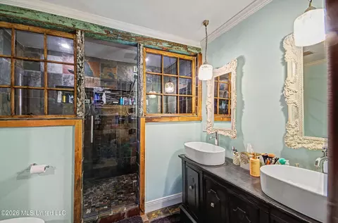 Bath - 3919 Pinewood Dr, Jackson, MS 39211 photo 1 of 3
