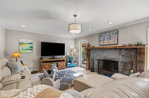 Living - 3919 Pinewood Dr, Jackson, MS 39211 photo 1 of 1