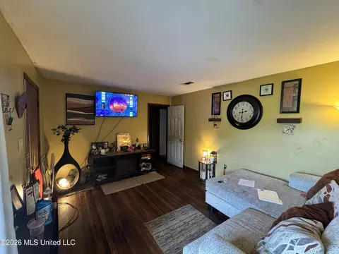 Living - 229 S Sykes Rd, Jackson, MS 39212 photo 2 of 2
