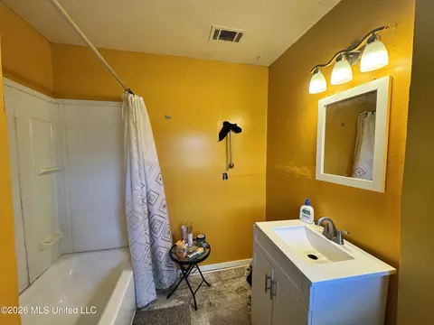 Bath - 229 S Sykes Rd, Jackson, MS 39212 photo 2 of 2