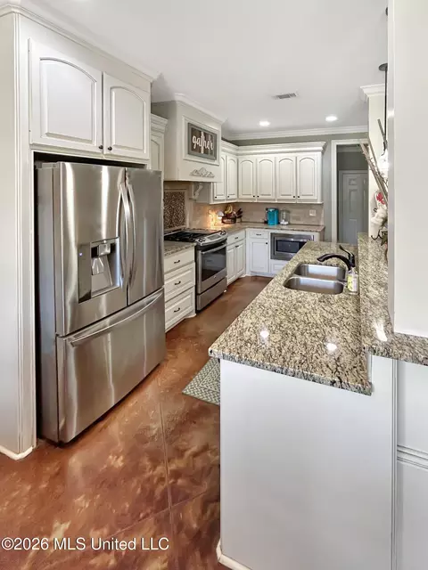 Kitchen - 307 Winterfield Ct, Brandon, MS 39042 photo 4 of 4