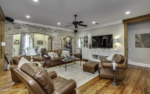 Living - 270 Evergreen Dr, Brandon, MS 39042 photo 2 of 5