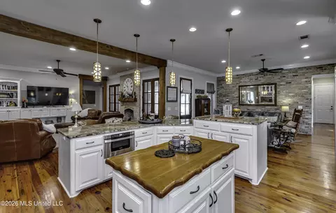 Kitchen - 270 Evergreen Dr, Brandon, MS 39042 photo 4 of 5