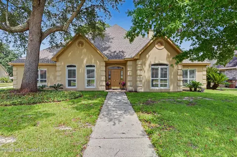 426 Carmargue Ln, Biloxi, MS 39531