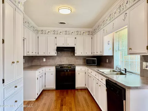 Kitchen - 604 E Biscayne Cv, Clinton, MS 39056 photo 2 of 14