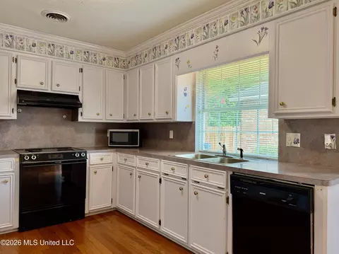 Kitchen - 604 E Biscayne Cv, Clinton, MS 39056 photo 13 of 14