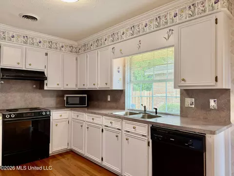 Kitchen - 604 E Biscayne Cv, Clinton, MS 39056 photo 11 of 14