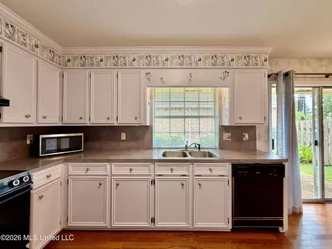 Kitchen - 604 E Biscayne Cv, Clinton, MS 39056 photo 7 of 14