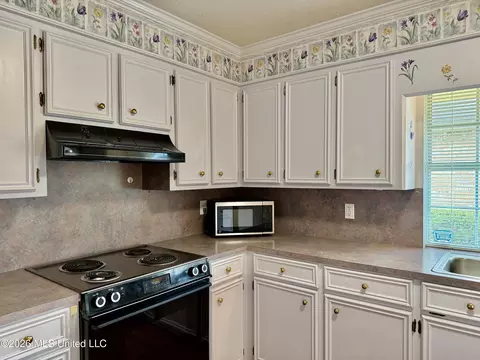 Kitchen - 604 E Biscayne Cv, Clinton, MS 39056 photo 10 of 14