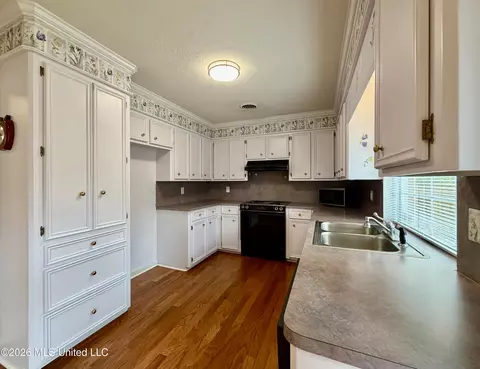 Kitchen - 604 E Biscayne Cv, Clinton, MS 39056 photo 9 of 14