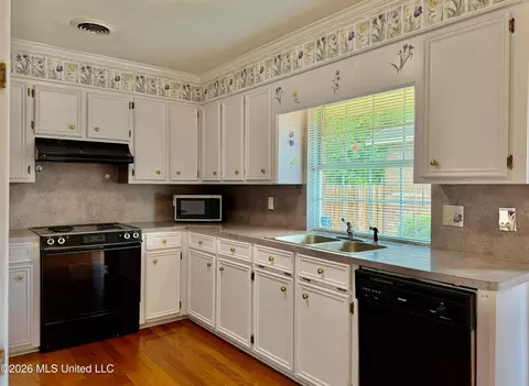 Kitchen - 604 E Biscayne Cv, Clinton, MS 39056 photo 5 of 14