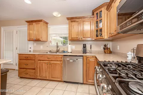 Kitchen - 9227 Nancy Dr, Biloxi, MS 39532 photo 4 of 6