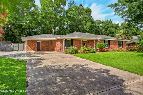 514 Sunset Dr, Bay Saint Louis, MS 39520