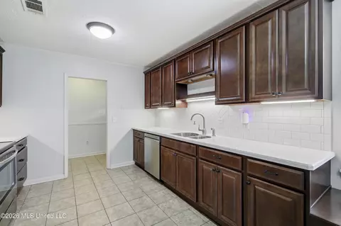 Kitchen - 215 Sheryl Dr, Madison, MS 39110 photo 4 of 5
