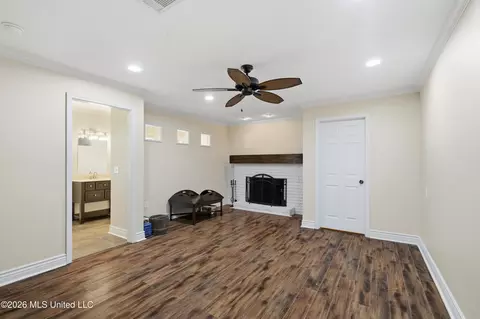 Living - 215 Sheryl Dr, Madison, MS 39110 photo 4 of 5