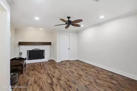 Living - 215 Sheryl Dr, Madison, MS 39110 photo 5 of 5