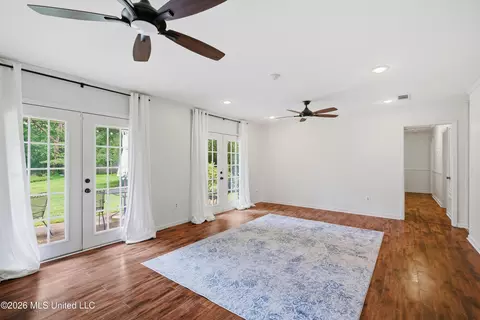Living - 215 Sheryl Dr, Madison, MS 39110 photo 2 of 5