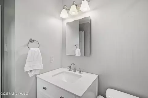 Bath - 215 Sheryl Dr, Madison, MS 39110 photo 2 of 7