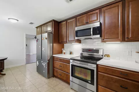 Kitchen - 215 Sheryl Dr, Madison, MS 39110 photo 2 of 5
