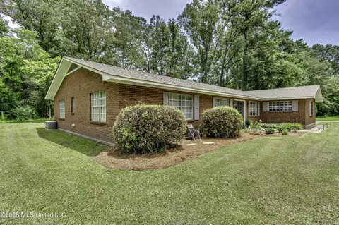 Exterior - 413 W Main St, Raymond, MS 39154 photo 3 of 9