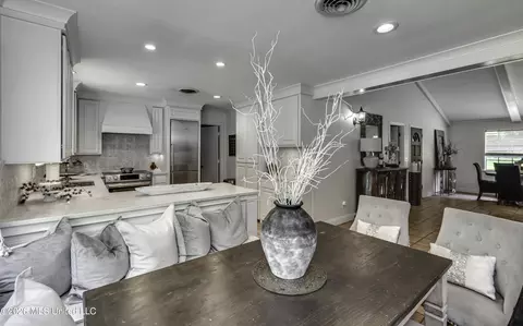 Dining - 413 W Main St, Raymond, MS 39154 photo 4 of 5