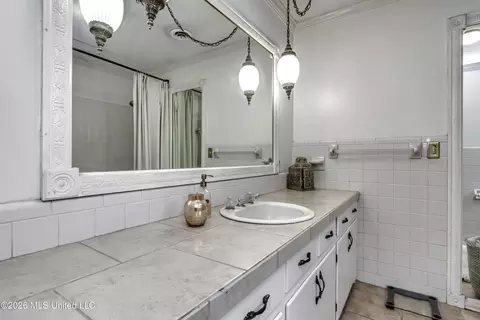 Bath - 413 W Main St, Raymond, MS 39154 photo 5 of 7
