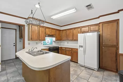 Kitchen - 339 Barfield Dr, Byram, MS 39272 photo 2 of 4