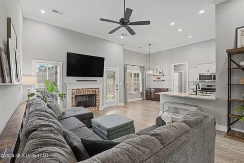 Entry Way - 1614 Fall Garden Dr, Hernando, MS 38632 photo 3 of 6