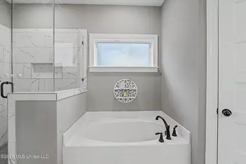 Bath - 1614 Fall Garden Dr, Hernando, MS 38632 photo 4 of 8