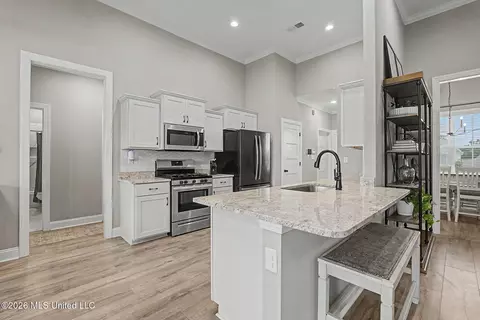 Kitchen - 1614 Fall Garden Dr, Hernando, MS 38632 photo 1 of 2