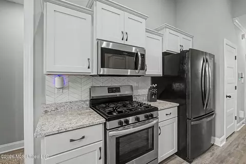 Kitchen - 1614 Fall Garden Dr, Hernando, MS 38632 photo 2 of 2