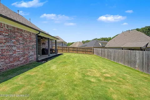 Exterior - 1614 Fall Garden Dr, Hernando, MS 38632 photo 7 of 8