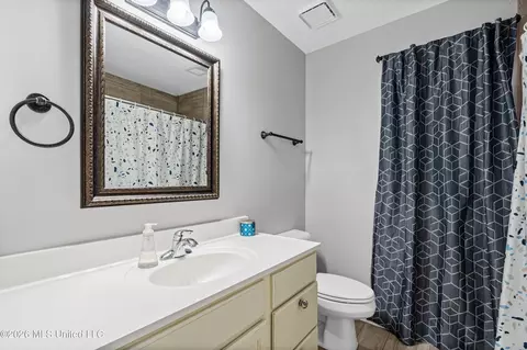 Bath - 4796 Bowie Ln, Olive Branch, MS 38654 photo 4 of 4