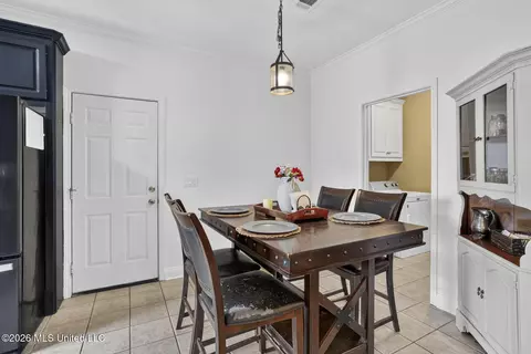 Dining - 422 Oak Bnd, Brandon, MS 39047 photo 1 of 3