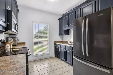 Kitchen - 422 Oak Bnd, Brandon, MS 39047 photo 2 of 4