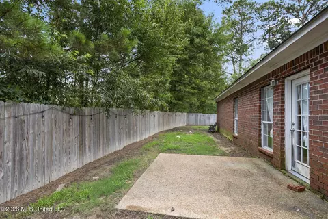 Exterior - 422 Oak Bnd, Brandon, MS 39047 photo 3 of 4