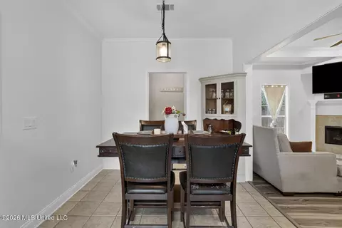 Dining - 422 Oak Bnd, Brandon, MS 39047 photo 2 of 3