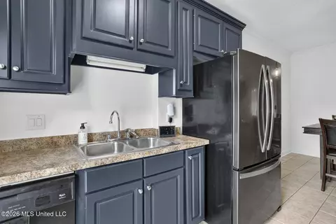 Kitchen - 422 Oak Bnd, Brandon, MS 39047 photo 4 of 4