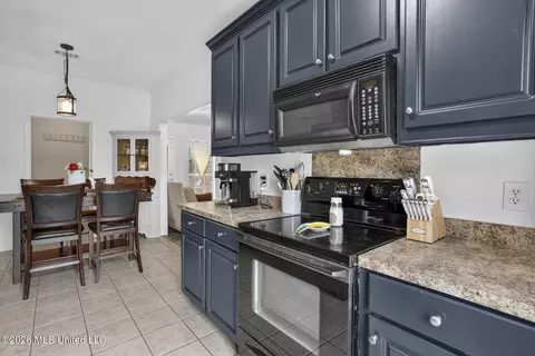 Kitchen - 422 Oak Bnd, Brandon, MS 39047 photo 3 of 4