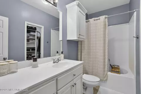 Bath - 422 Oak Bnd, Brandon, MS 39047 photo 1 of 2
