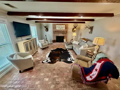 Living - 538 Evans Rd, Boyle, MS 38730 photo 2 of 3