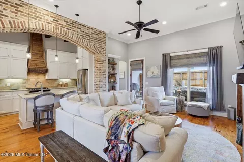 Living - 500 Treasure Cv, Flowood, MS 39232 photo 1 of 2
