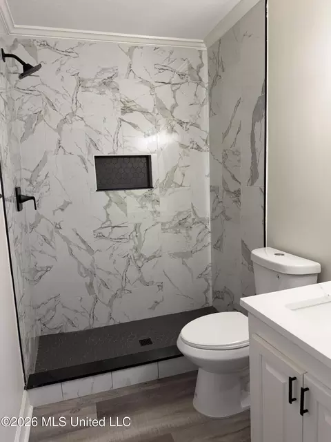 Bath - 958 Watkins Pl, Jackson, MS 39206 photo 1 of 3